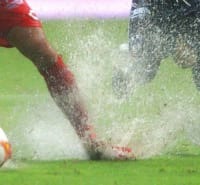 大雨のなかサッカーするとプロでもこうなる！とんでも珍ゴールが話題