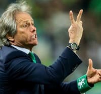 サッカーっていいね！サウジで監督と相手選手が激突も「ほっこり」