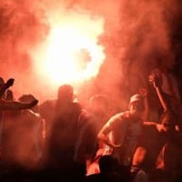 爆竹が暴発、サポーターが「手を失う瞬間」が撮影される（閲覧注意）