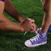 男の子とサッカー選手のキュートすぎる「靴ひも結び」がこれ