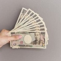 「最初の100万円を貯める鉄板の流れ」について解説します。100万円までの鉄板は「家計の見直し」に尽きます。今回は「支出の見直し」→「収入の見直し」の2ステップを解説していきます。