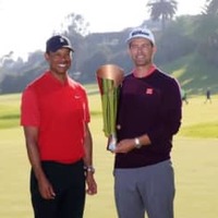 大会ホストのウッズ（左）とアダム・スコットがツーショット（撮影：GettyImages)