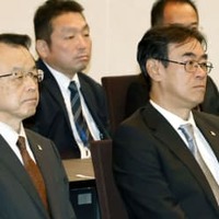 検察長官会同に出席した黒川弘務東京高検検事長。左は林真琴名古屋高検検事長＝19日午前、法務省