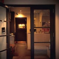 小籠包の店に入ると、やっと入り口に辿り着く！銀座で人気の隠れ家鮨を発見
