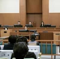 殺人などの罪に問われた鹿嶋学被告の初公判が開かれた広島地裁の法廷＝3日午前（代表撮影）