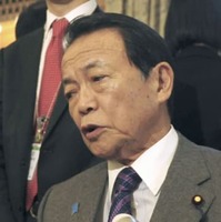 記者の質問に答える麻生財務相＝3日午前、国会