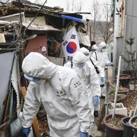 3日、ソウル市の低所得者層が住む地域を消毒する作業員ら（共同）