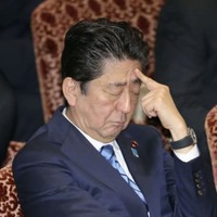 参院予算委で質問を聞く安倍首相＝3日午後