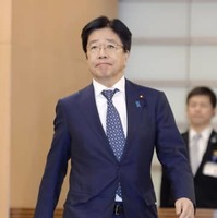 首相官邸に入る加藤厚労相＝8日午後