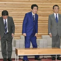 閣議に臨む（左から）茂木外相、安倍首相、麻生財務相＝10日午前、首相官邸