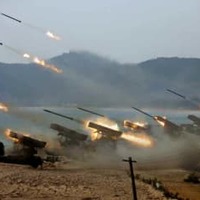 13日付の北朝鮮の労働新聞に掲載された砲撃対抗競技の写真（コリアメディア提供・共同）