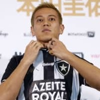 本田圭佑、ブラジルでも人気！なんと相手選手が「前半」にユニフォーム争奪