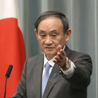 記者会見する菅官房長官＝16日午前、首相官邸