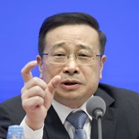 記者会見する中国国家統計局の毛盛勇報道官＝16日、北京（共同）