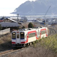 三陸鉄道リアス線の陸中山田―釜石間を走行する試運転車両＝19日午前、岩手県大槌町