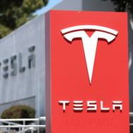 米テスラ、純利益7倍超