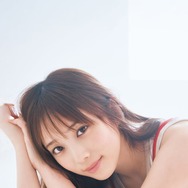 乃木坂46与田祐希、素肌際立つノースリーブ姿でオフショット感