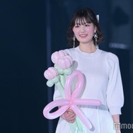 鶴嶋乃愛、ふんわりワンピからほっそり美脚チラリ ハイソックスでガーリーな雰囲気【TGC 2024 S／S】