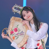 齋藤飛鳥、バッグから笑顔チラリ 可愛らしい仕草にキュン【TGC 2024 S／S】