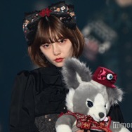 島崎遥香、儚げメイクで“リアルドール”に 世界観引き込む表情で魅了【関西コレクション 2024 S／S】