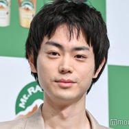 菅田将暉“金髪眉毛”斬新スタイルに反響「びっくりした」「おしゃれ」