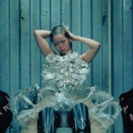 XG、坊主頭・青緑・赤…奇抜ヘアチェンジが話題「びっくり」「最高に似合う」