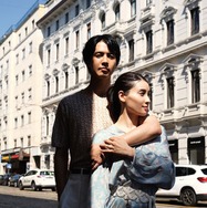 GENERATIONS片寄涼太、妻・土屋太鳳をバックハグ 家族と訪れたミラノは「とても意味のある大切な時間」