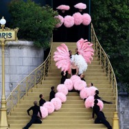レディー・ガガ「パリ五輪」開会式幕開け飾る Dior衣装まとい登場