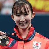 【パリ五輪】卓球女子銅メダル・早田ひな選手、可愛すぎるファンサが話題 金メダルスマイル美女に熱視線【プロフィール】