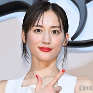 綾瀬はるか、美谷間チラリ水着姿公開 3種のハワイショットに反響「息を呑む美しさ」「スタイル抜群」