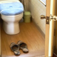 日本ではトイレ専用のスリッパを履くことがあるけれど…→海外のお客さんがよくするミスに「びっくり」