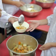 給食の配膳が終わった瞬間…→外国人の英語の先生が驚いたことに『当たり前だと思ってた』