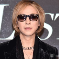 頸椎手術終えたYOSHIKI、ロックな斬新コルセットが話題「こんなの見たことない」