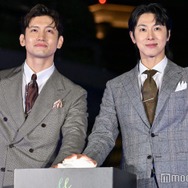 東方神起、初の点灯式に興奮 デビュー20周年控え思い語る「これから2人が照らしていきたい」