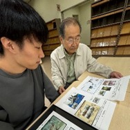 コレクションの一部を披露する西戸裕嗣・元岡山理科大学教授