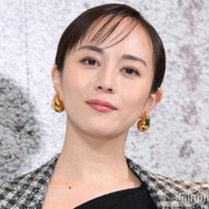 比嘉愛未、三代目JSBライブで岩田剛典と2ショット グッズ装備で「愛が伝わる」と反響