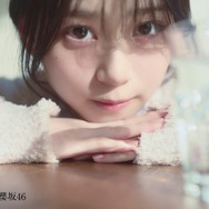 櫻坂46山下瞳月、白ワンピ姿で「BRODY」表紙登場 MV監督が明かす“表現者”としての魅力とは