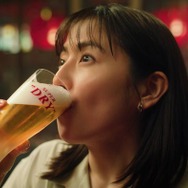 長澤まさみ「アサヒスーパードライ」新CM決定 中華料理店でビール嗜む