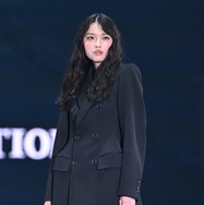 茅島みずき、圧巻美脚で堂々ランウェイ【TGC2025S/S】