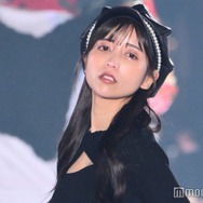 ゆん、胸元開きSEXYトップスで色気放出 ほっそり美脚も披露【関コレ2025S/S】