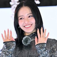 山本舞香、美背中ざっくりドレスで渋谷登場 夫・マイファスHiroとの“お花見予定”は？