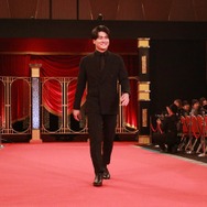 SixTONES森本慎太郎、アルマーニ黒スーツをクールに着こなす「話題賞」でレカペソロ闊歩【第48回日本アカデミー賞】
