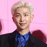 BTS・RM「日本に来てたの？」「レアな姿」と反響 制服でテーマパーク・マック来店…プラベショット大量放出