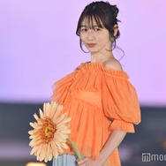 「おむすび」で話題・岡本夏美、肩出しトップスから美デコルテ披露 オレンジで統一感【GirlsAward 2025SS】