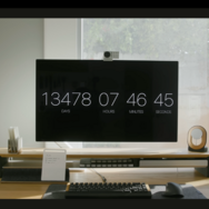 モニターは、このリニューアルに合わせて購入したApple Pro Display XDRをモニターアームで設置。