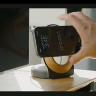 iPhoneをスタンバイモードで設置しておけるMagSafeスタンドもGrovemadeの製品。