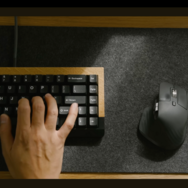 クラシカルなフォルムに独特の素材感。メカニカルキーボードに取り憑かれた元エンジニアが立ち上げたブランドとのコラボ製品だ。