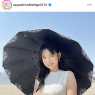 道重さゆみ、眩しい笑顔の日傘SHOTにファンうっとり「可愛いなぁ」「品があって好き」
