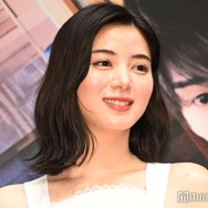 池田エライザ、スタイル際立つ白ワンピ姿で登場 高校生役は「ほぼすっぴん」【リライト】