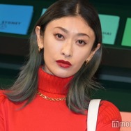 山田優、ウエスト大胆開きコーデで抜群スタイル披露「セクシー」「着こなしカッコいい」と反響